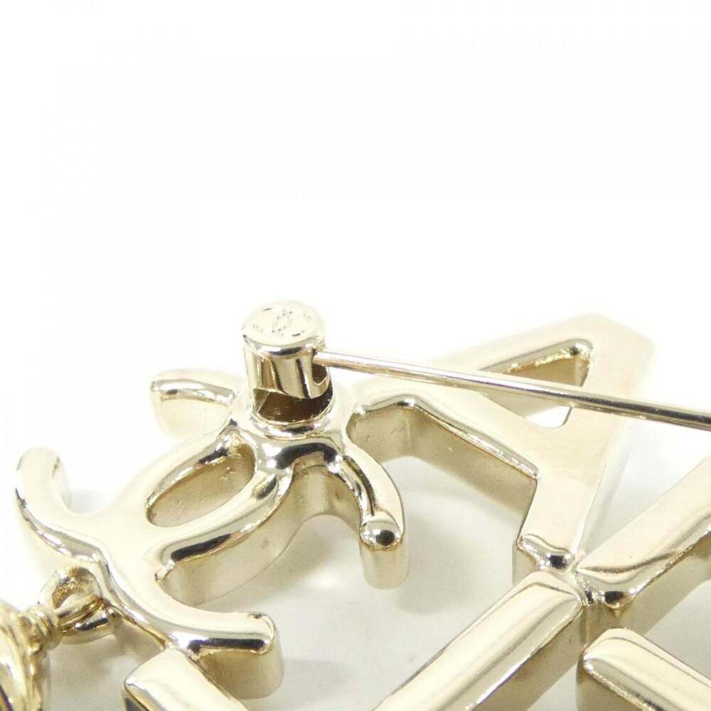 CHANEL White Brooch - Picture 3 of 3